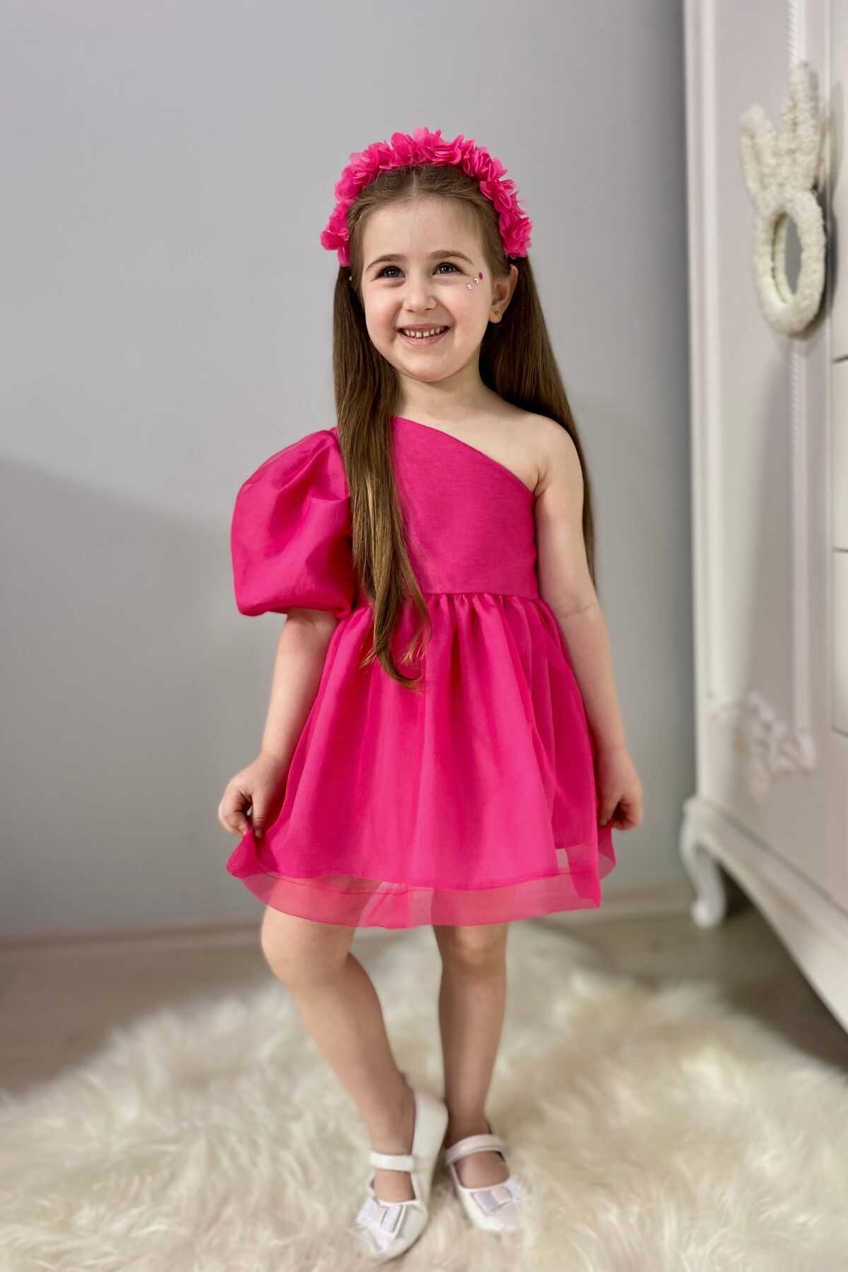 Barbie Pembe Renk ve Parıltılı Tek Omuz Organze Elbise