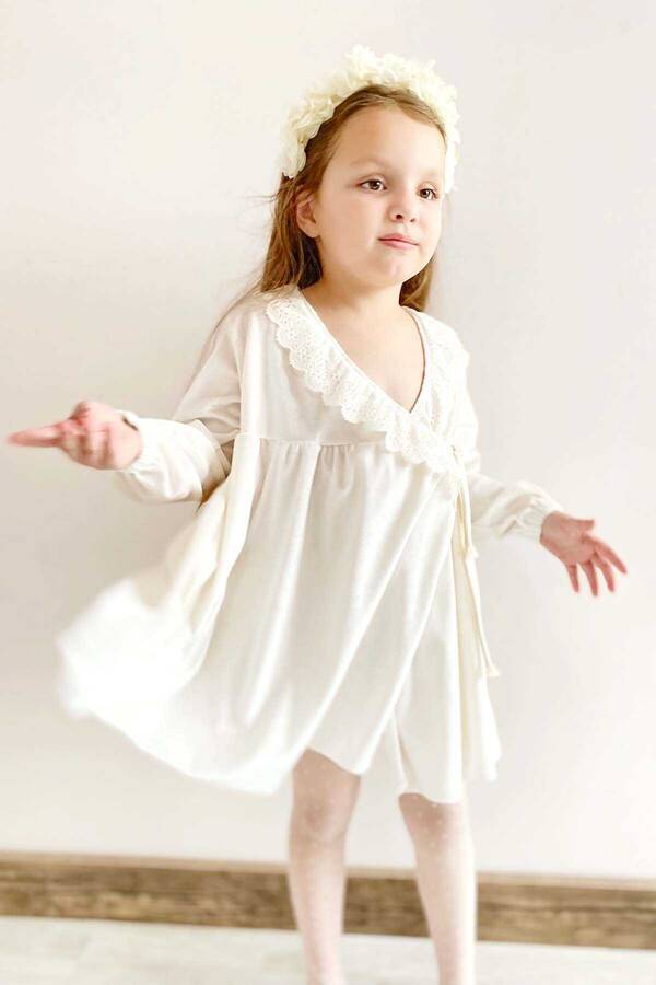 FW21 - Dantel Detaylı Beyaz Simli Esnek Kadife Kız Çocuk Elbise (1)