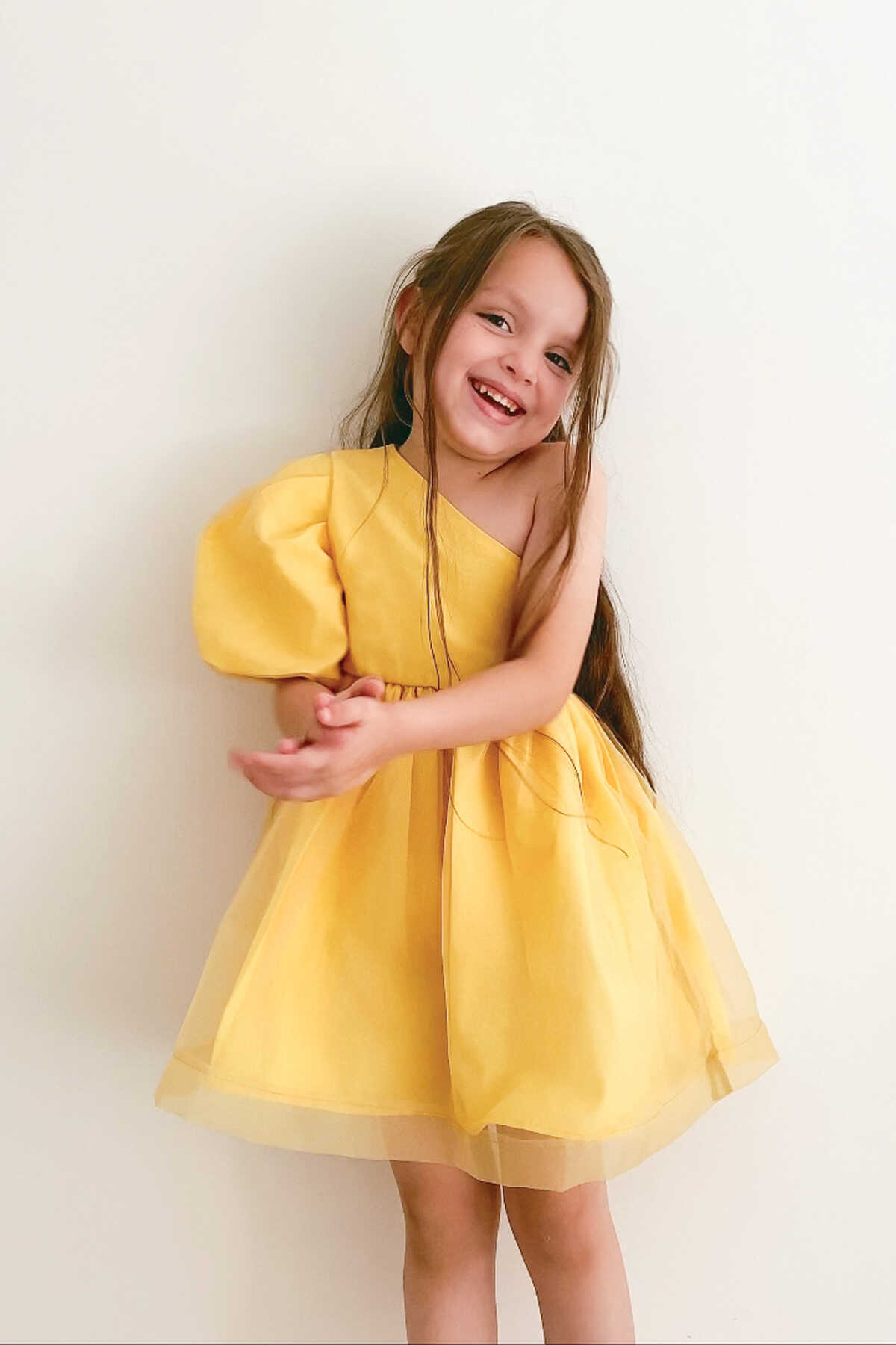 Sarı Renk ve Parıltılı Tek Omuz Organze Elbise