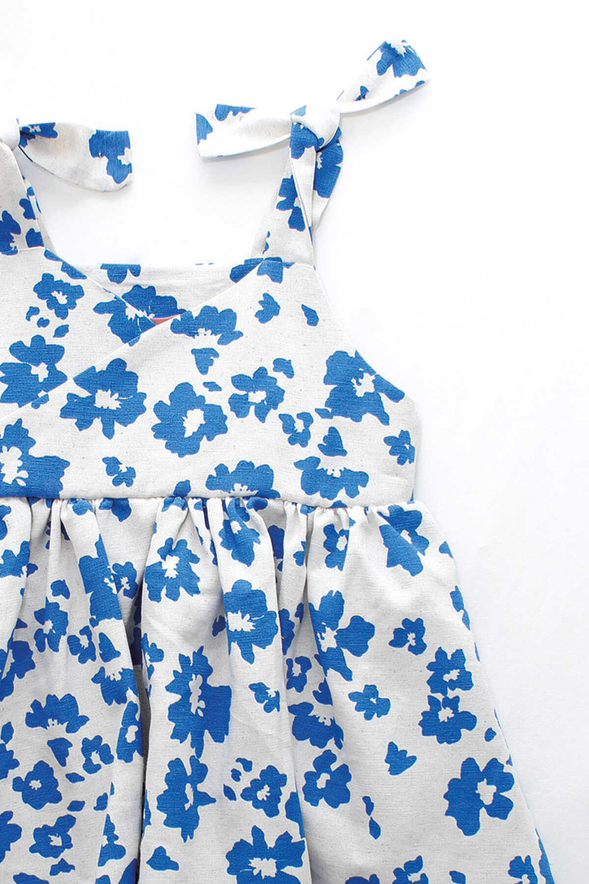 Mavi Çiçekli Keten Omuzdan Bağlamalı Kruvaze Kız Çocuk Elbise
