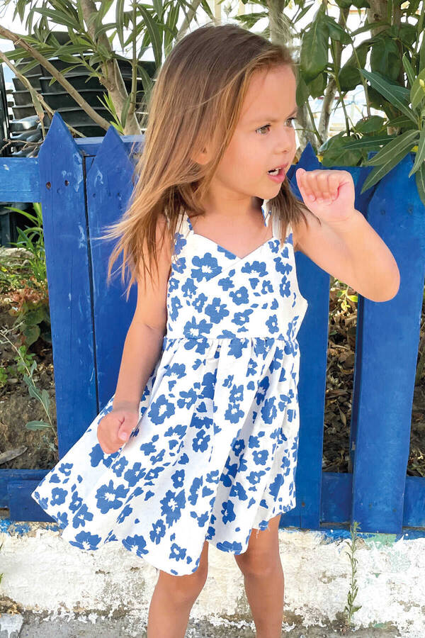 Mavi Çiçekli Keten Omuzdan Bağlamalı Kruvaze Kız Çocuk Elbise - Thumbnail