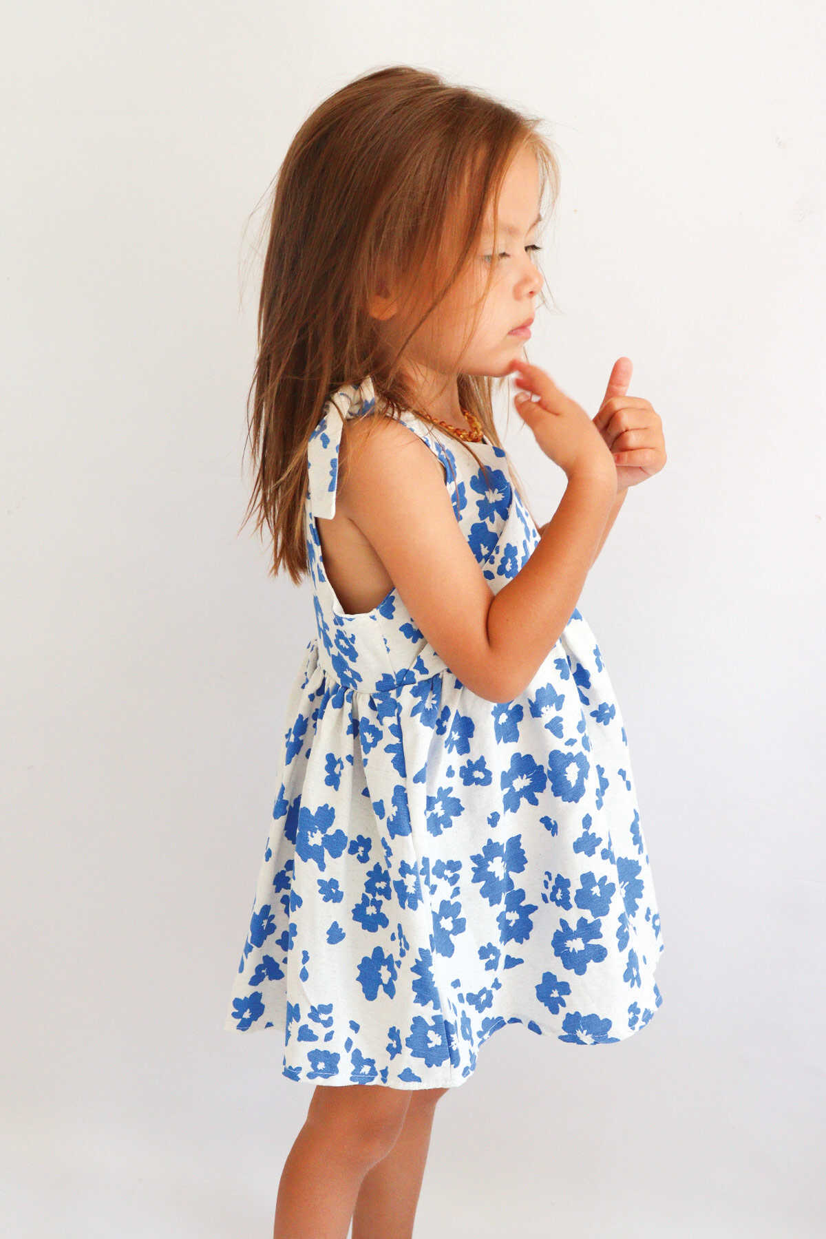 Mavi Çiçekli Keten Omuzdan Bağlamalı Kruvaze Kız Çocuk Elbise