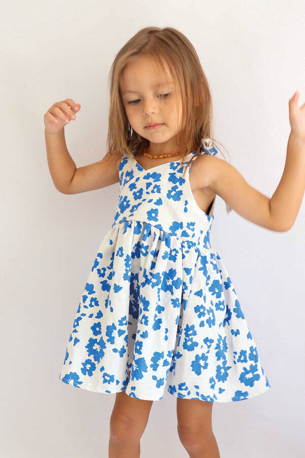 Mavi Çiçekli Keten Omuzdan Bağlamalı Kruvaze Kız Çocuk Elbise - Thumbnail
