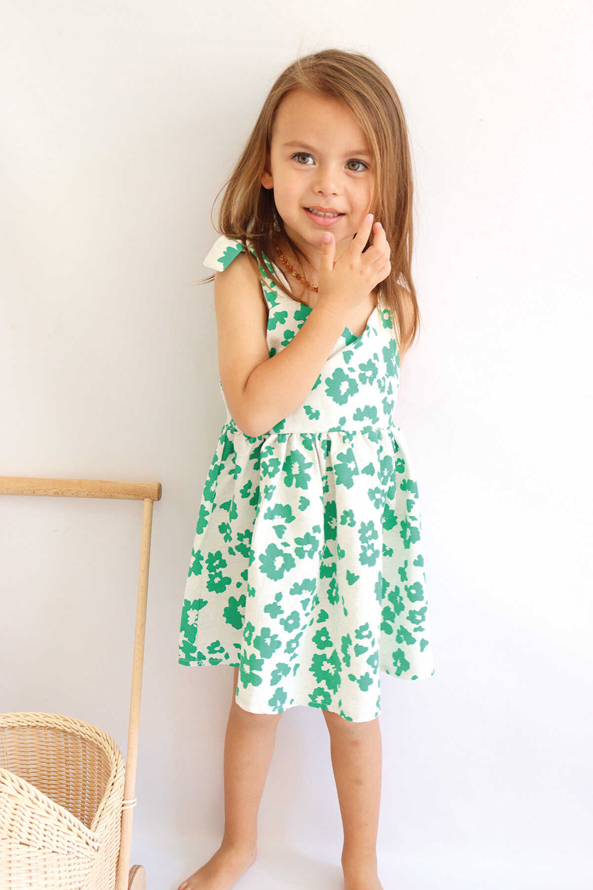 Yeşil Çiçekli Keten Omuzdan Bağlamalı Kruvaze Kız Çocuk Elbise