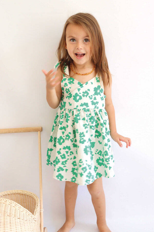SSY22 - Yeşil Çiçekli Keten Omuzdan Bağlamalı Kruvaze Kız Çocuk Elbise