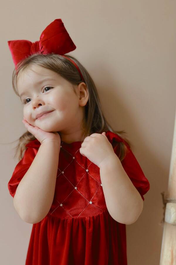 FW22 - Kırmızı Kadife İnci Çakmalı Omzu Fiyonklu Kız Çocuk Elbise