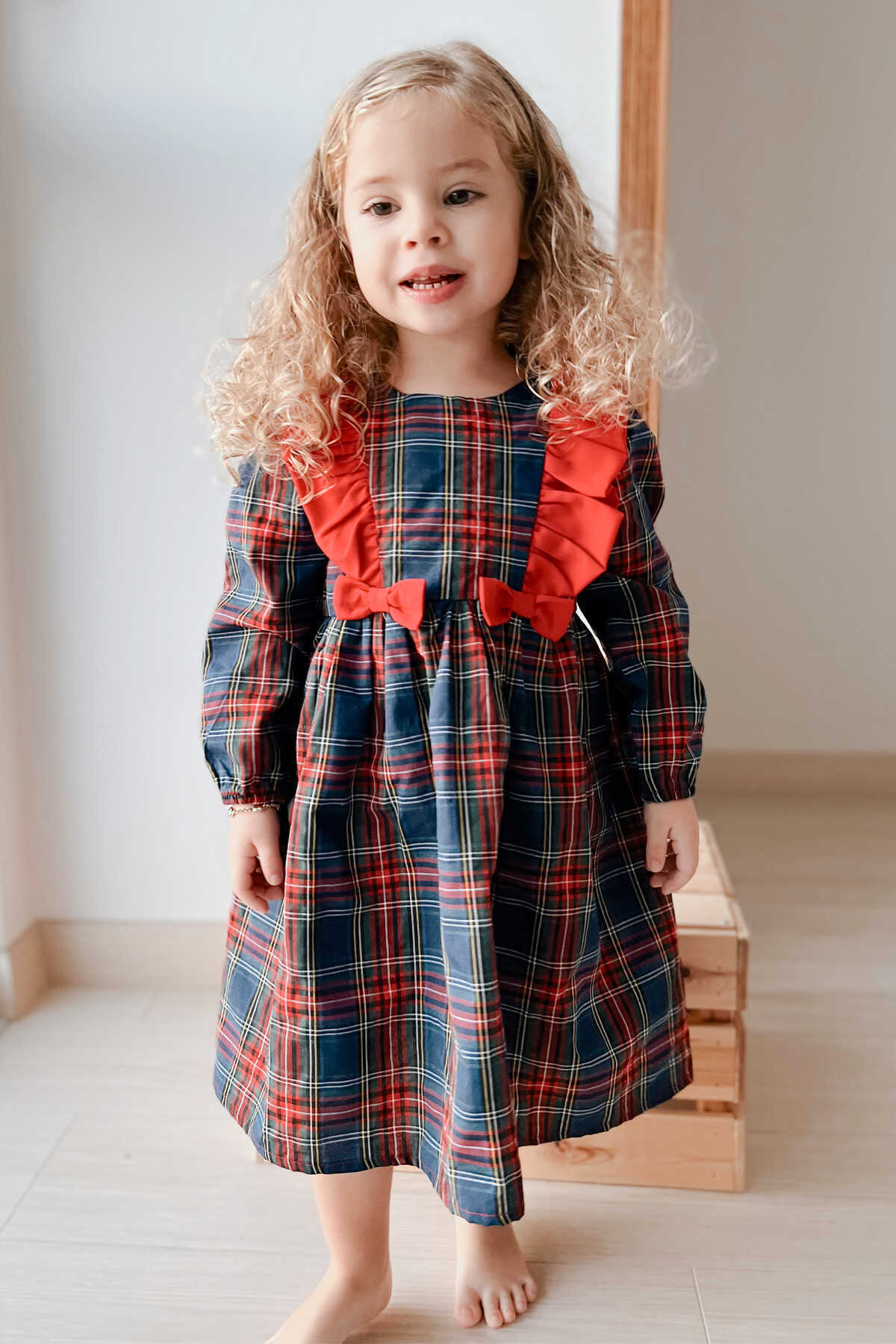 Lacivert Ekose Kırmızı Pamuk Ekose Fırfır ve Fiyonk Detaylı Kız Çocuk Elbise