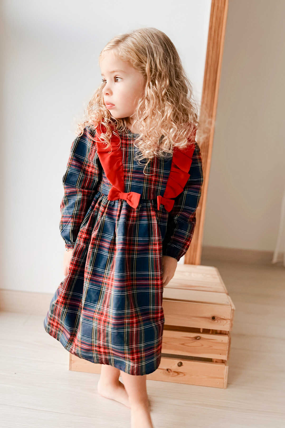 Lacivert Ekose Kırmızı Pamuk Ekose Fırfır ve Fiyonk Detaylı Kız Çocuk Elbise