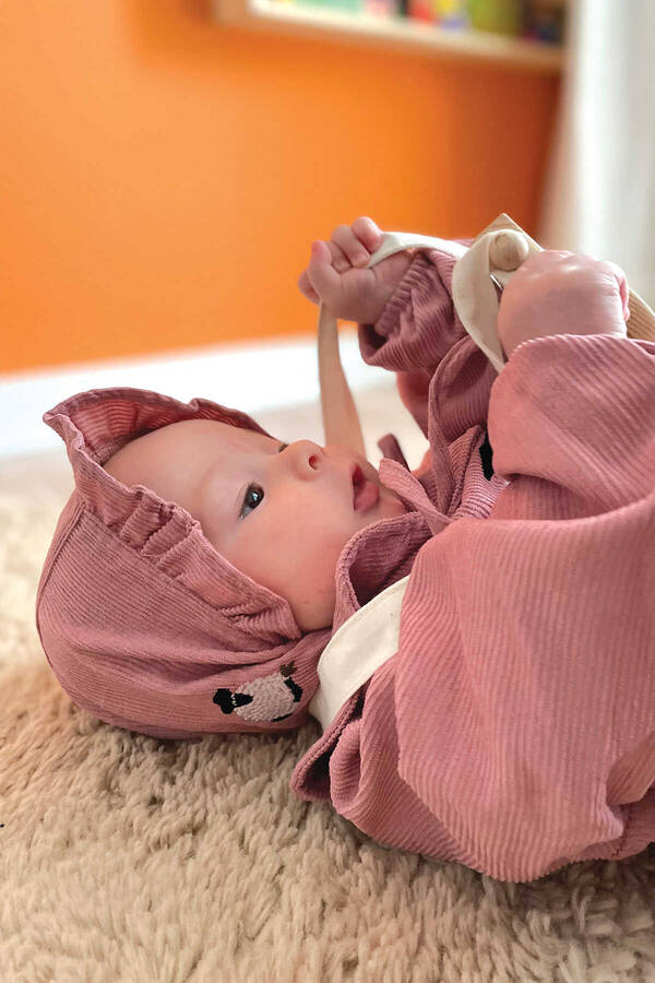 FW21 - Nakış Detaylı Pembe Fitilli Kadife Bebek Tulum Ve Şapka 2′li Takım (1)