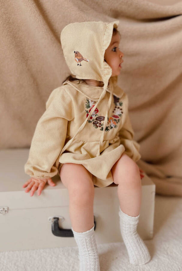 FW21 - Nakış Detaylı Bej Fitilli Kadife Bebek Tulum Ve Şapka 2'li Takım