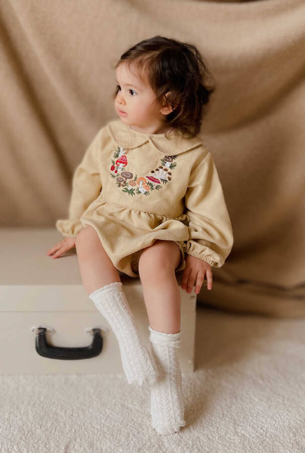 FW21 - Nakış Detaylı Bej Fitilli Kadife Bebek Tulum Ve Şapka 2'li Takım (1)