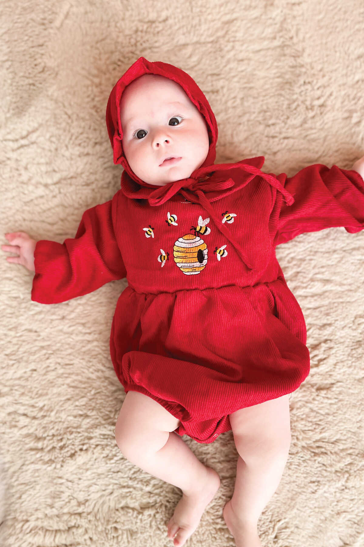 Nakış Detaylı Kırmızı Fitilli Kadife Bebek Tulum Ve Şapka 2′li Takım