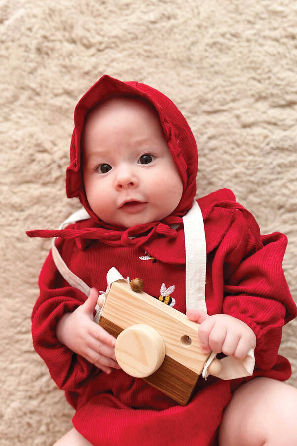 Nakış Detaylı Kırmızı Fitilli Kadife Bebek Tulum Ve Şapka 2′li Takım - Thumbnail