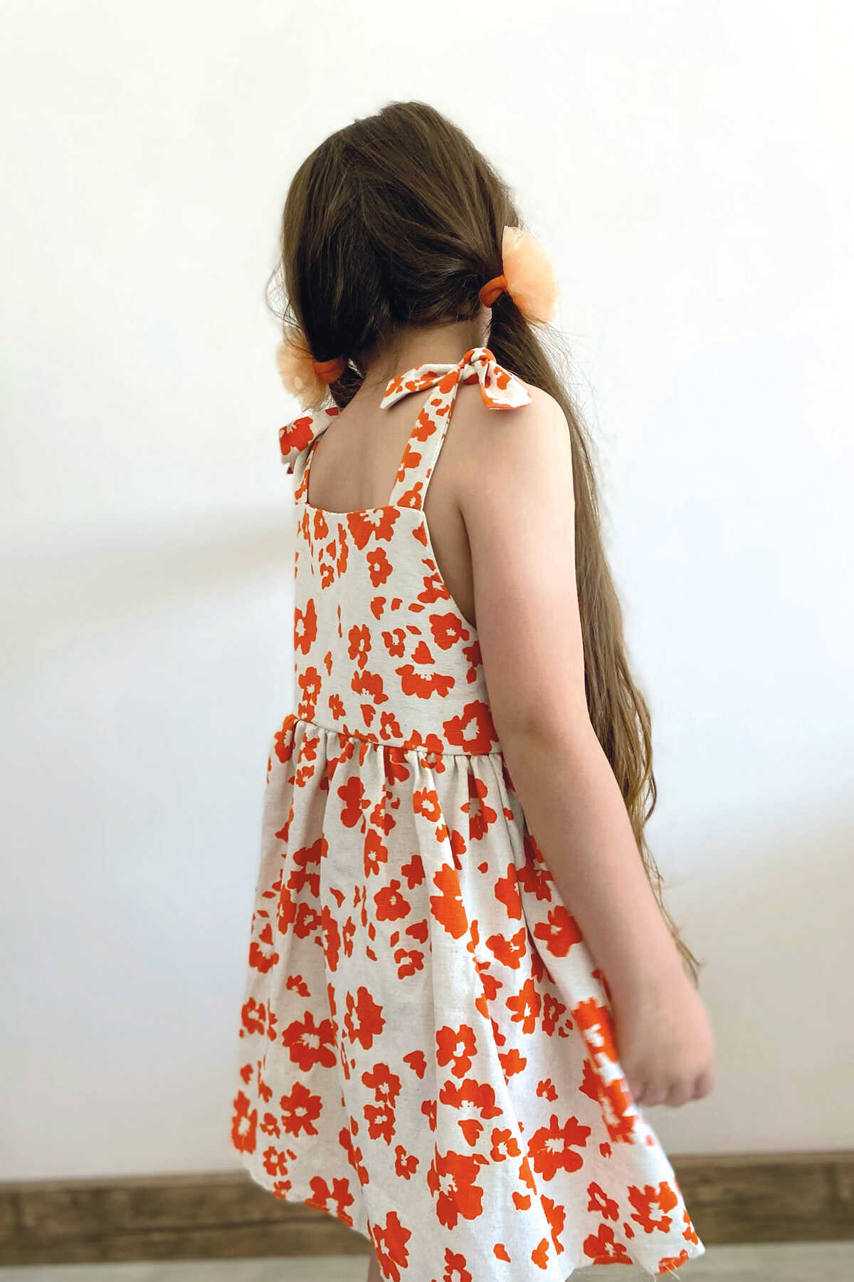Turuncu Çiçekli Keten Omuzdan Bağlamalı Kruvaze Kız Çocuk Elbise