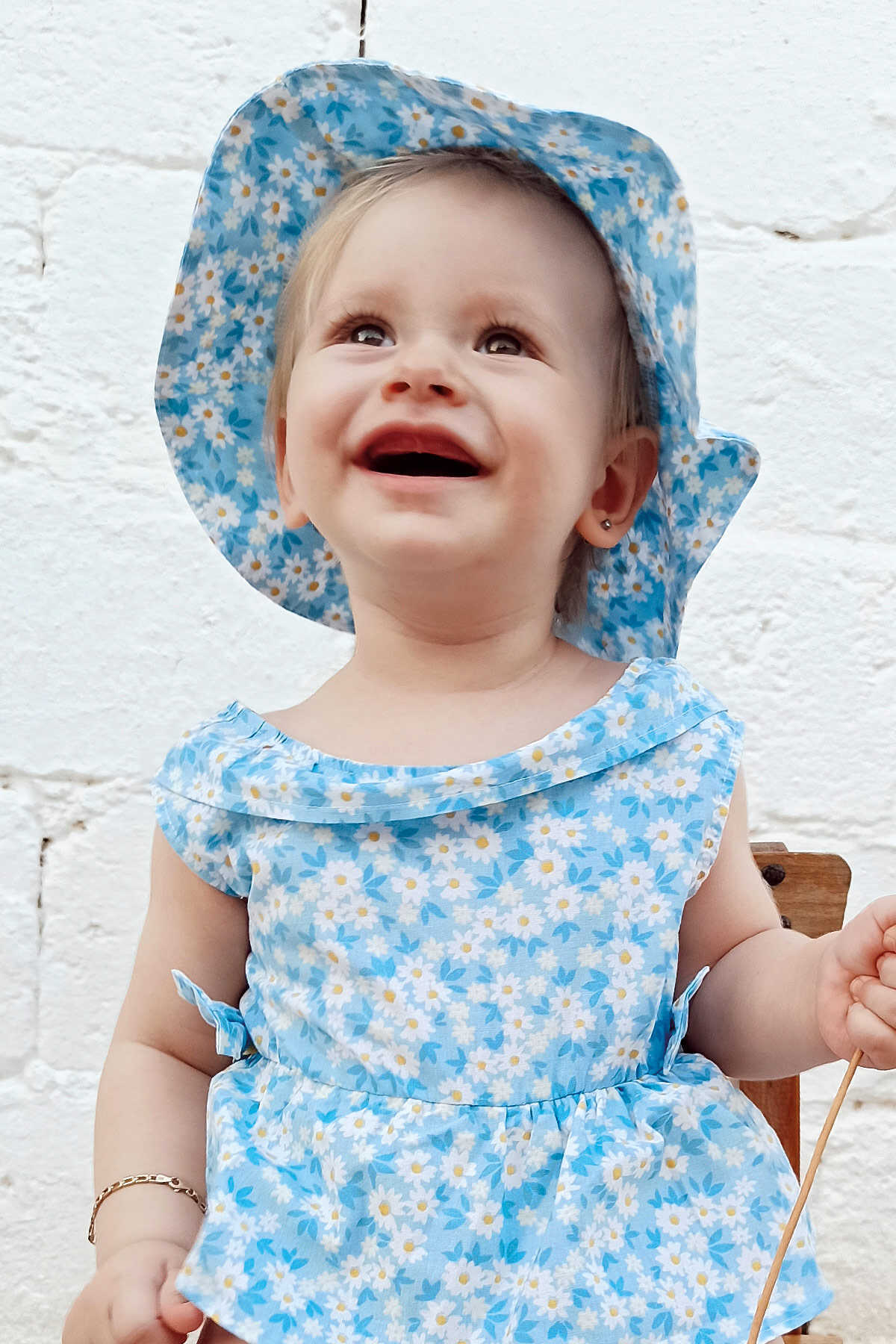 Papatya Desenli Mavi Romper ve Şapka Kız Bebek 2'li Takım