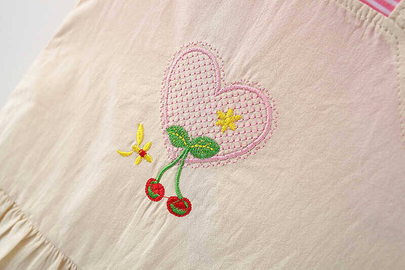 Pembe Çizgi Detaylı T-Shirt Ve Kalp Salopet 2'li Takım - Thumbnail