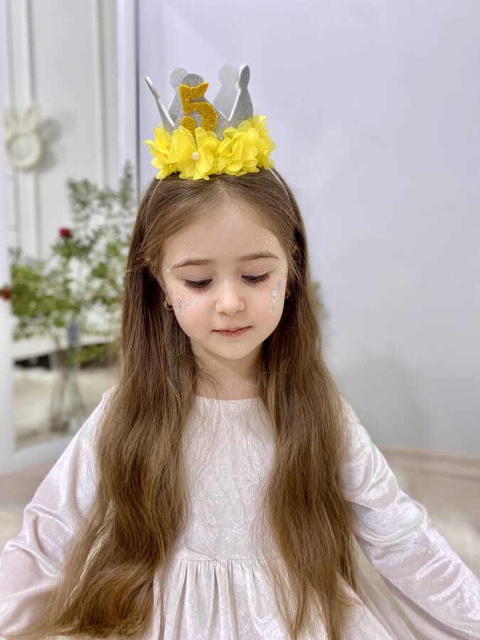 Tracc - Sarı Papatya Tül Çiçekli Simli Gümüş Kraliçe Doğum Günü Tacı Yaş Seçiniz. (1)