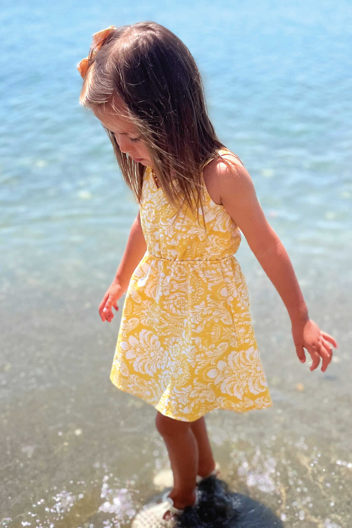 Desenli Sarı Sırtı Fiyonklu Kız Çocuk Elbise