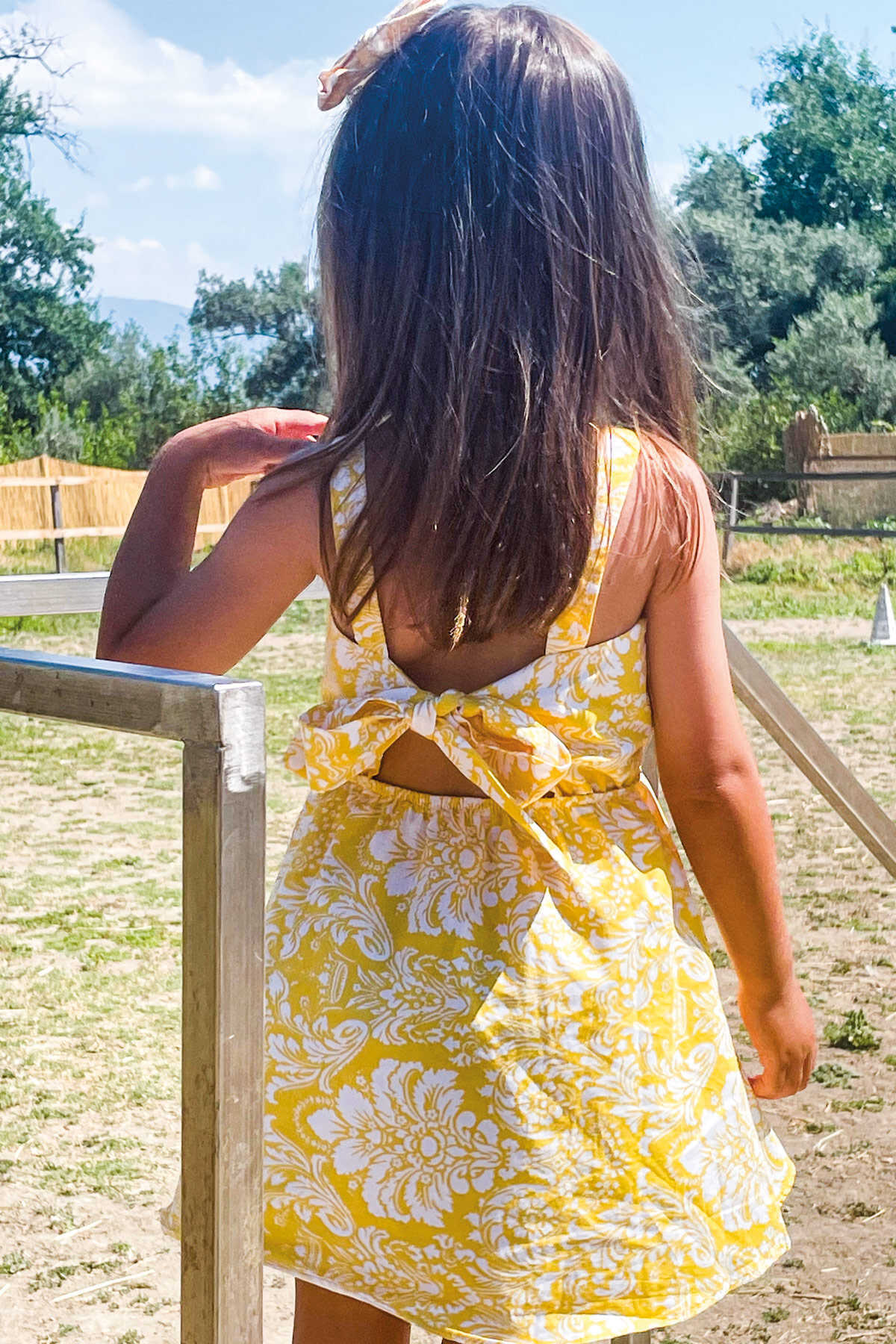 Desenli Sarı Sırtı Fiyonklu Kız Çocuk Elbise