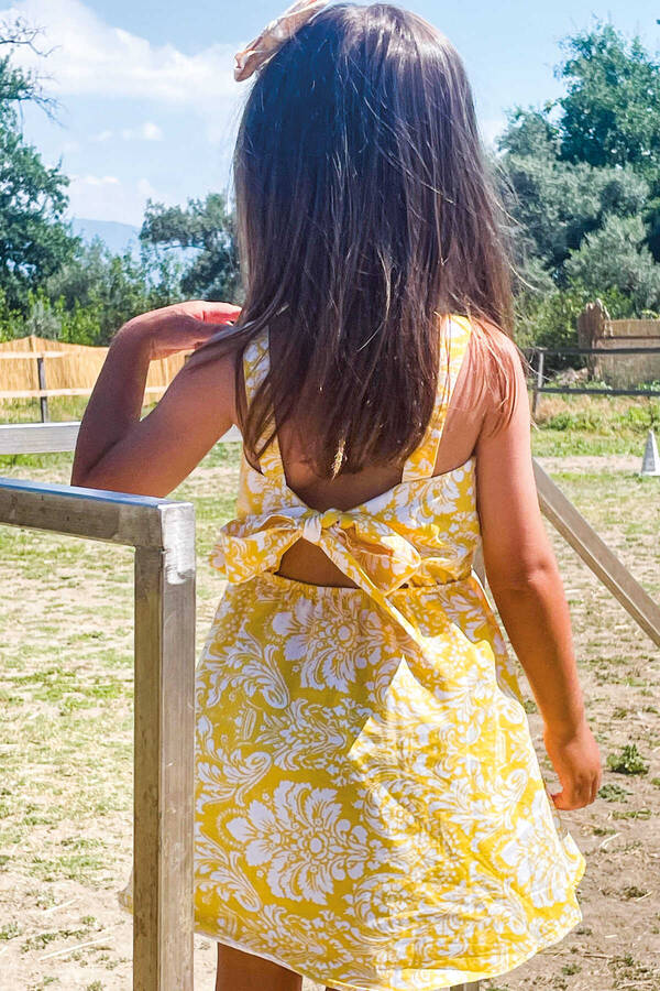 Desenli Sarı Sırtı Fiyonklu Kız Çocuk Elbise - Thumbnail