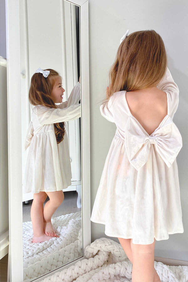 FW21 - Sırtı Fiyonk Detaylı Simli Parlak Beyaz Kadife Kız Çocuk Elbise