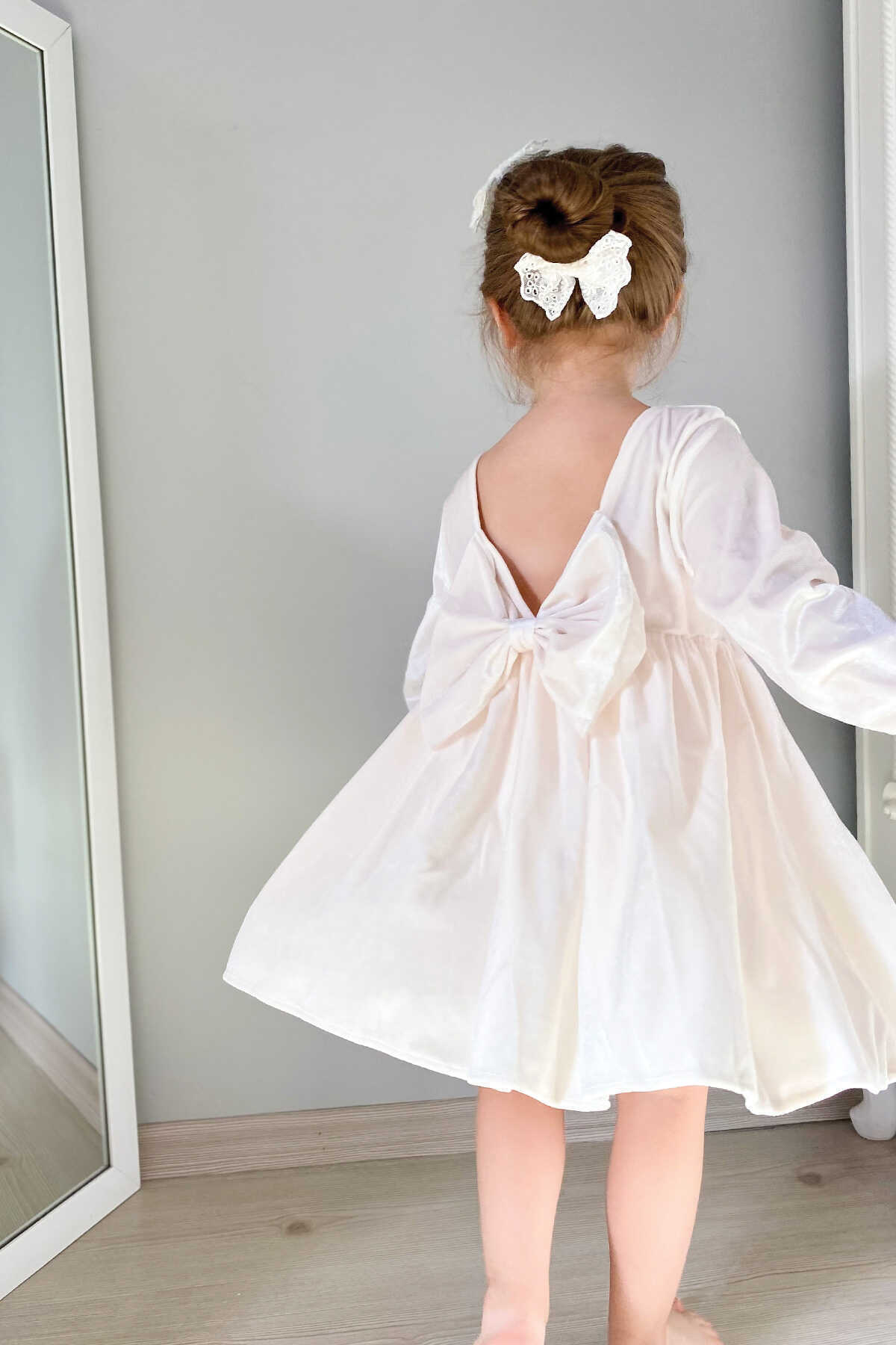 Sırtı Fiyonk Detaylı Simli Parlak Beyaz Kadife Kız Çocuk Elbise