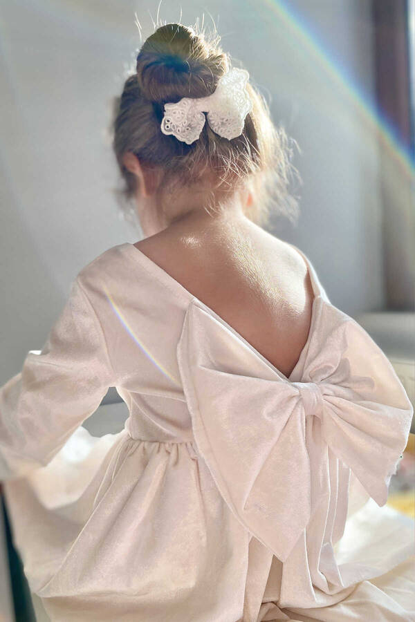 Sırtı Fiyonk Detaylı Simli Parlak Beyaz Kadife Kız Çocuk Elbise - Thumbnail