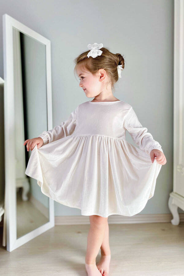 FW21 - Sırtı Fiyonk Detaylı Simli Parlak Beyaz Kadife Kız Çocuk Elbise (1)