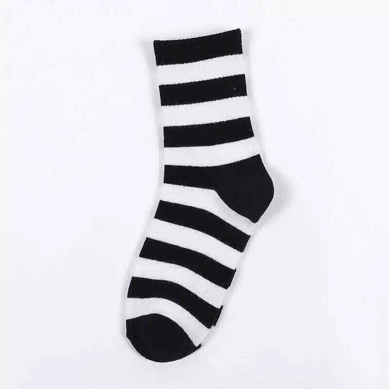 S21 - Siyah Beyaz Şerit Desenli Çorap