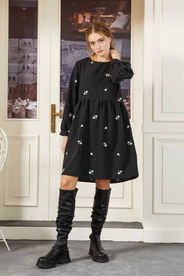 FW21-22 - Siyah Pamuklu Nakış İşlemeli Kadın Elbise