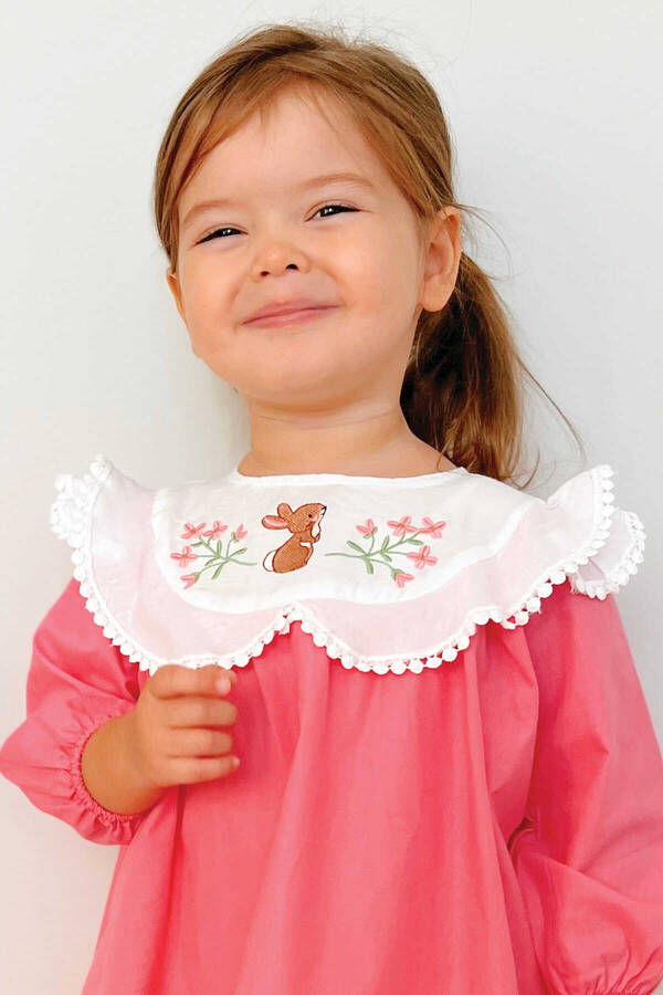FW22 - Tavşan Nakışlı Fırfırlı Fuşya Pamuk Elbise (1)